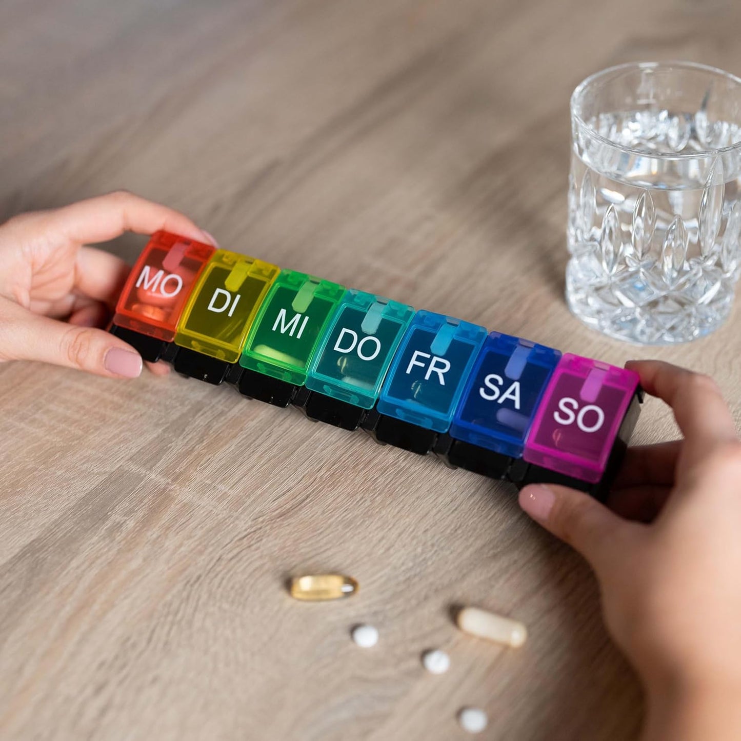 Foubiss - Tablettenbox 7 Tage Mit Druckknopf - BPA Frei - Medikamentenbox Große Fächer - Perfekt Für Unterwegs - Pillendose 7 Fächer Morgens - Bunt