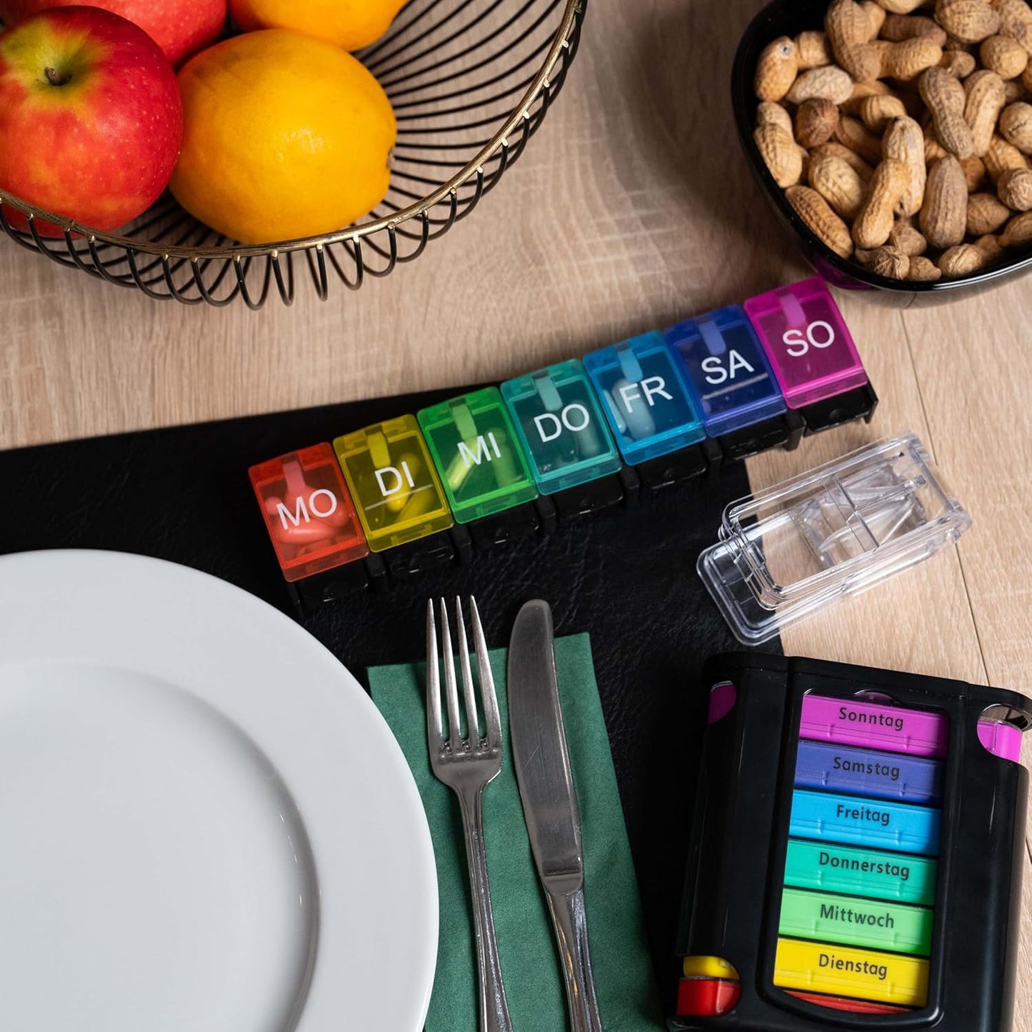 Foubiss - Tablettenbox 7 Tage Mit Druckknopf - BPA Frei - Medikamentenbox Große Fächer - Perfekt Für Unterwegs - Pillendose 7 Fächer Morgens - Bunt
