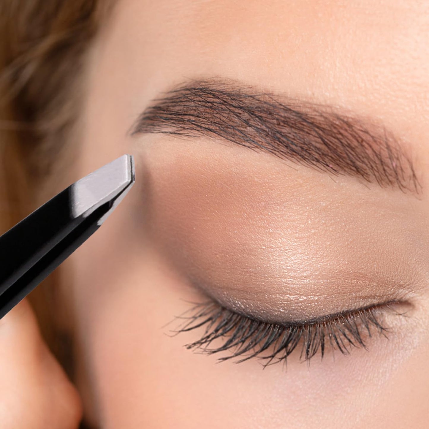 Amazon Basics Professionelle Edelstahl Pinzette mit Schräger Spitze – Perfekt für Haarentfernung, Ideal für die tägliche Beauty-Routine, Inklusive Reiseetui, Schwarz, 1er-Pack
