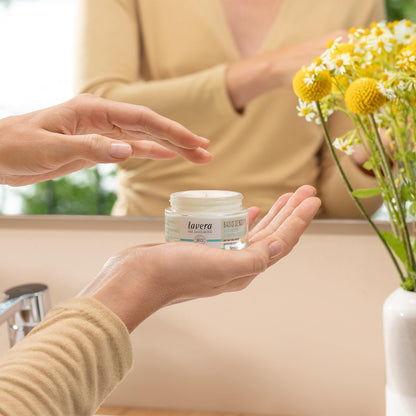 Lavera Feuchtigkeitscreme Q10 ∙ Reduziert Falten ∙ Spendet Feuchtigkeit ∙ anti Aging Tagescreme ∙ Tagespflege Vegan ✔ Bio ✔ Naturkosmetik ✔ Natural ✔ Kosmetik Gesichtscreme 1Er Pack (1X50Ml)