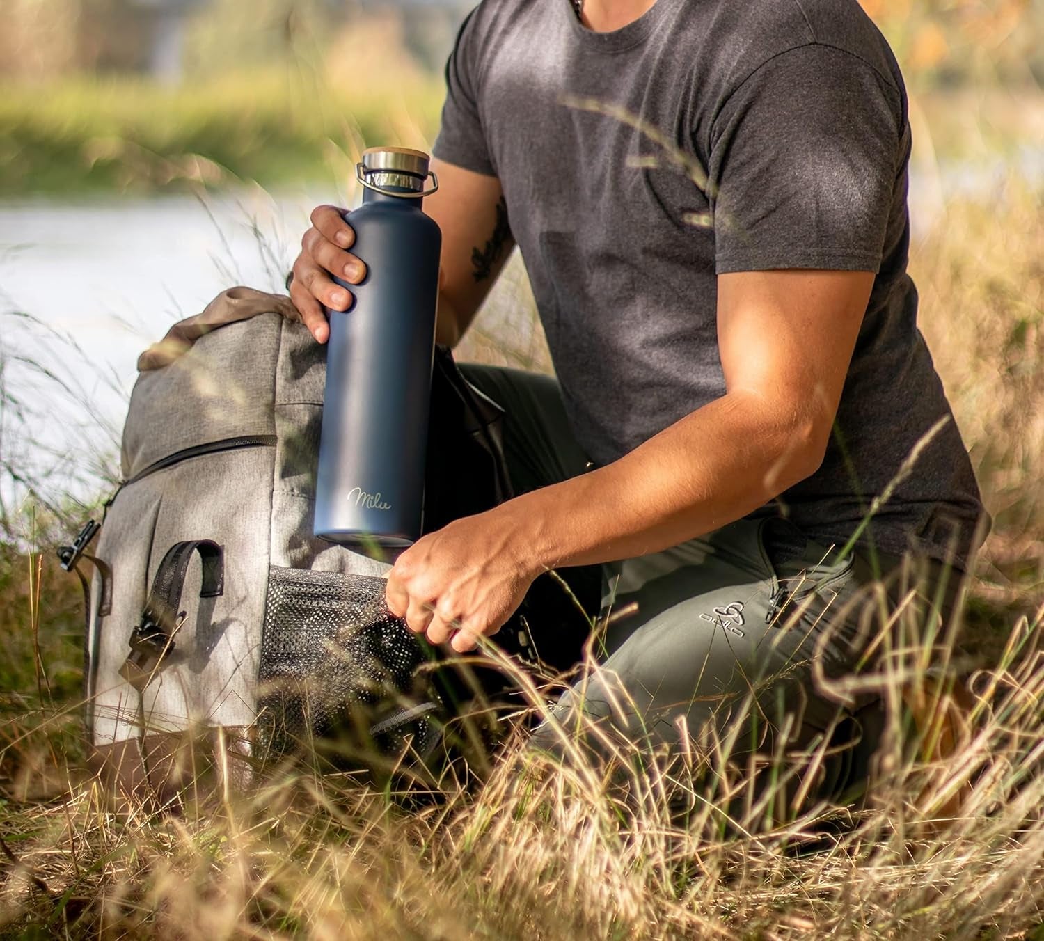 Milu Edelstahl Trinkflasche - Stylish Isolierflasche 500ml/750ml/1000ml mit 3 Deckeln und Strohhalm, Auslaufsicher und Doppelwandig, Ideal für kohlensäurehaltige Getränke - Schwarz