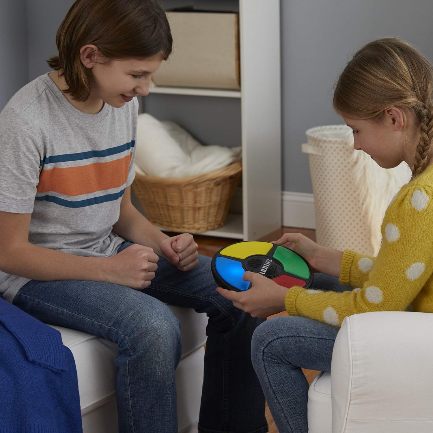 Hasbro Elektronisches Merkspiel für Kinder ab 8 Jahren – Spannendes Konzentrationsspiel mit Lichtern und Geräuschen für die ganze Familie zu Weihnachten