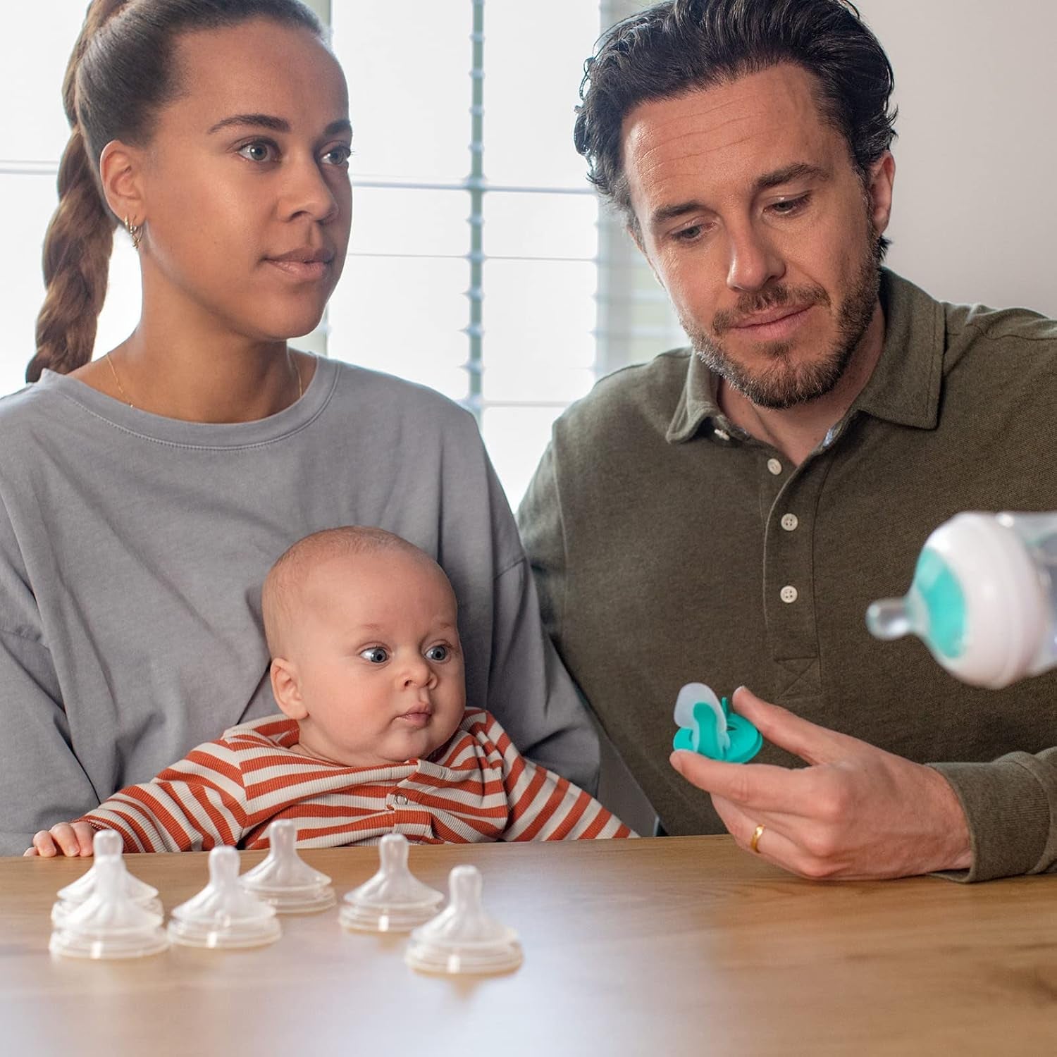 Philips Avent Babyflaschen Mit Airfree Ventil, Geschenkset Für Neugeborene – 4 Babyflaschen, Ultra Soft Schnuller Und Flaschenbürste, Babys Von 0–12 Monaten Und Älter (Modell SCD657/11)